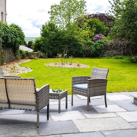 Dingle Garden Townhouse Exterior foto The garden of the house