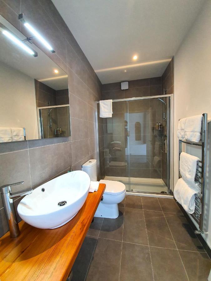 Dingle Garden Townhouse Exterior foto A wet room