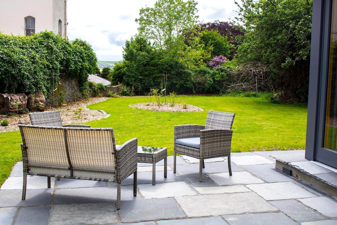 Dingle Garden Townhouse Exterior foto The garden of the house