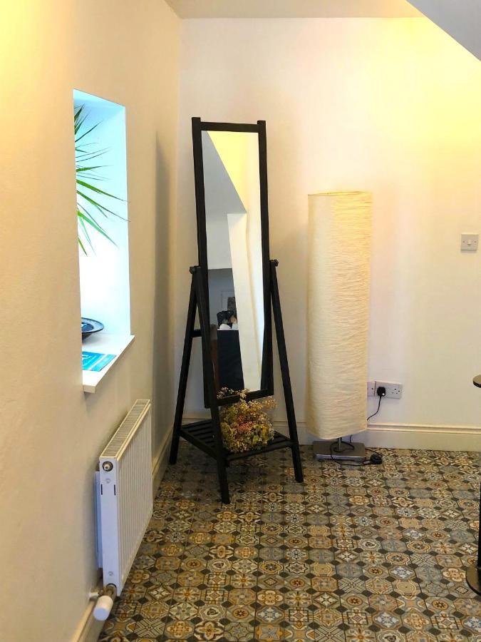 Dingle Garden Townhouse Exterior foto A floor standing mirror