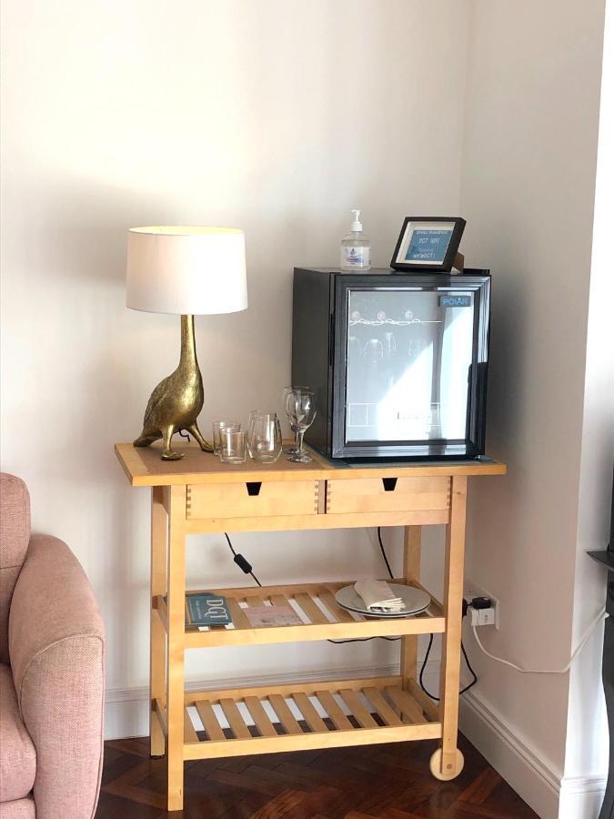 Dingle Garden Townhouse Exterior foto A mini-fridge in a hotel room