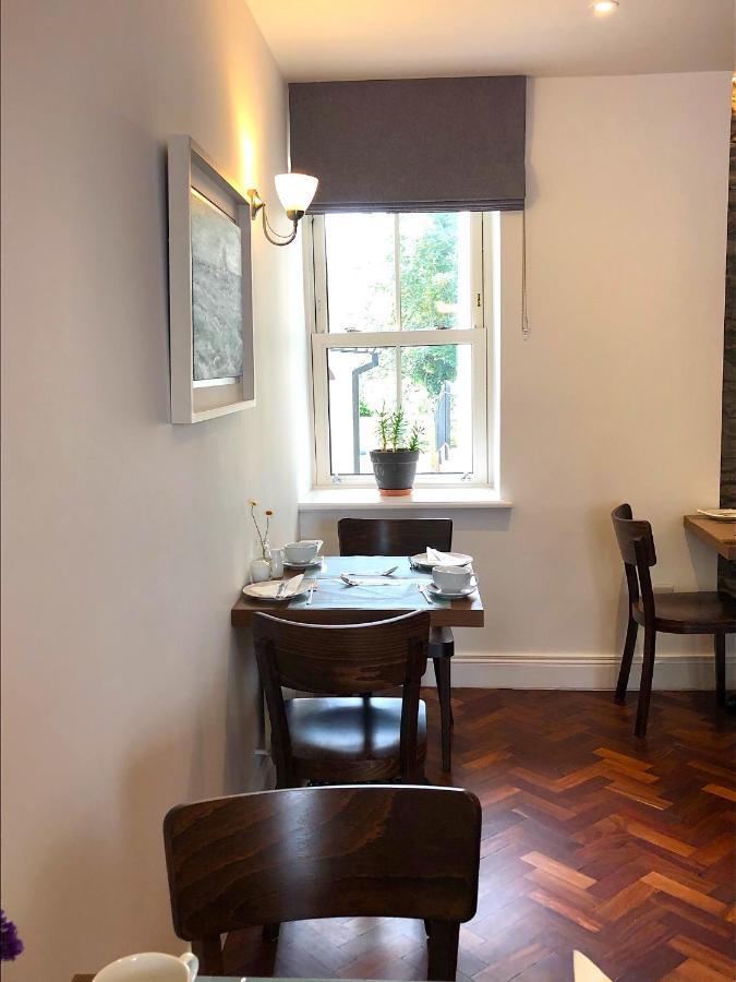 Dingle Garden Townhouse Exterior foto A table at the restaurant