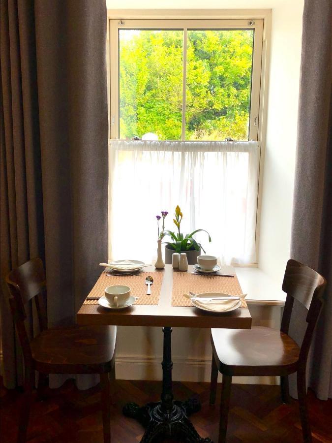 Dingle Garden Townhouse Exterior foto A table set for breakfast