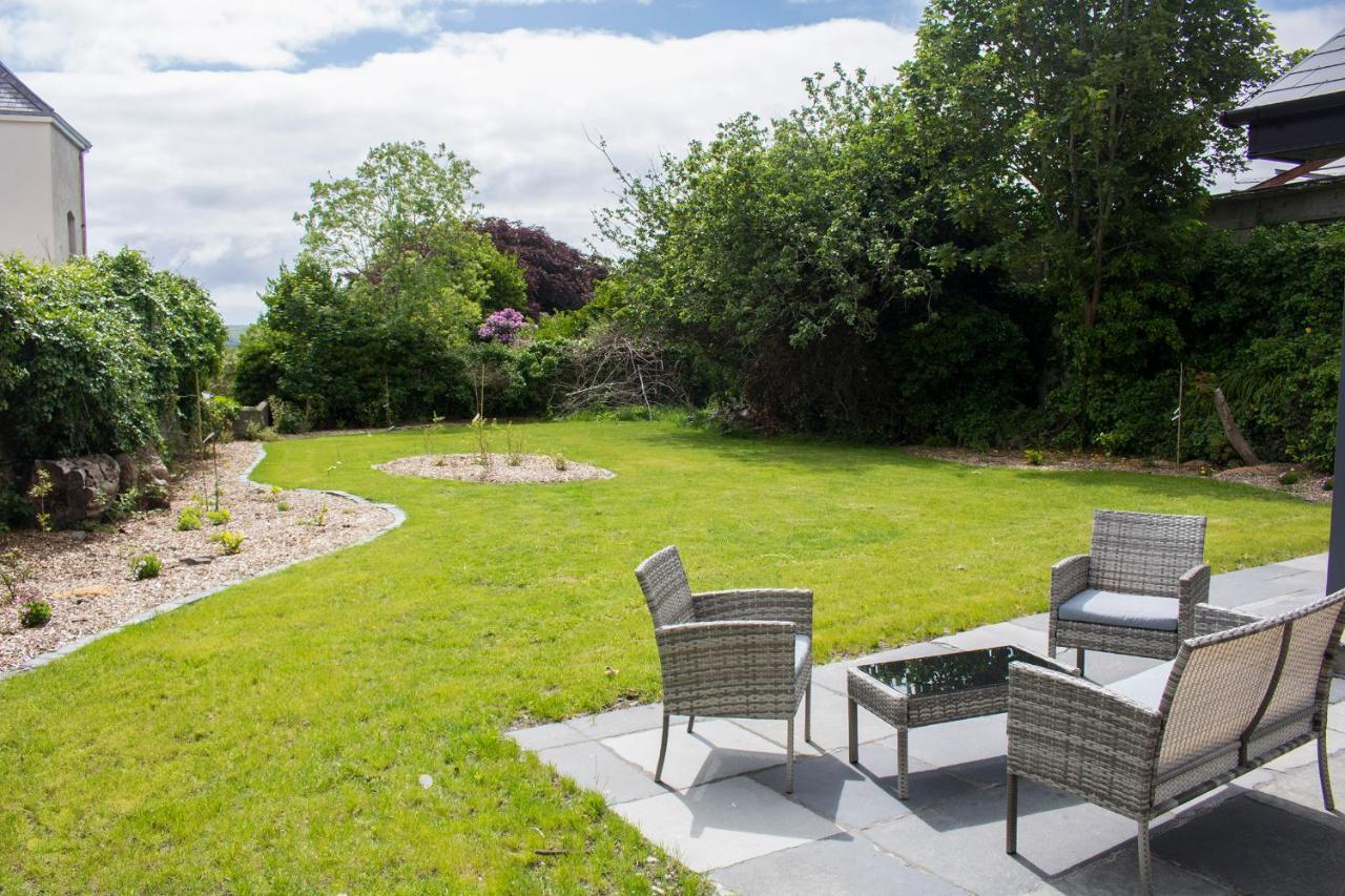 Dingle Garden Townhouse Exterior foto The garden of the house