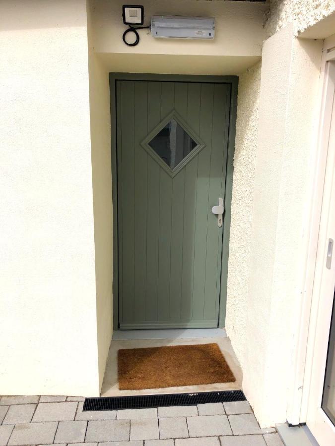 Dingle Garden Townhouse Exterior foto A composite door