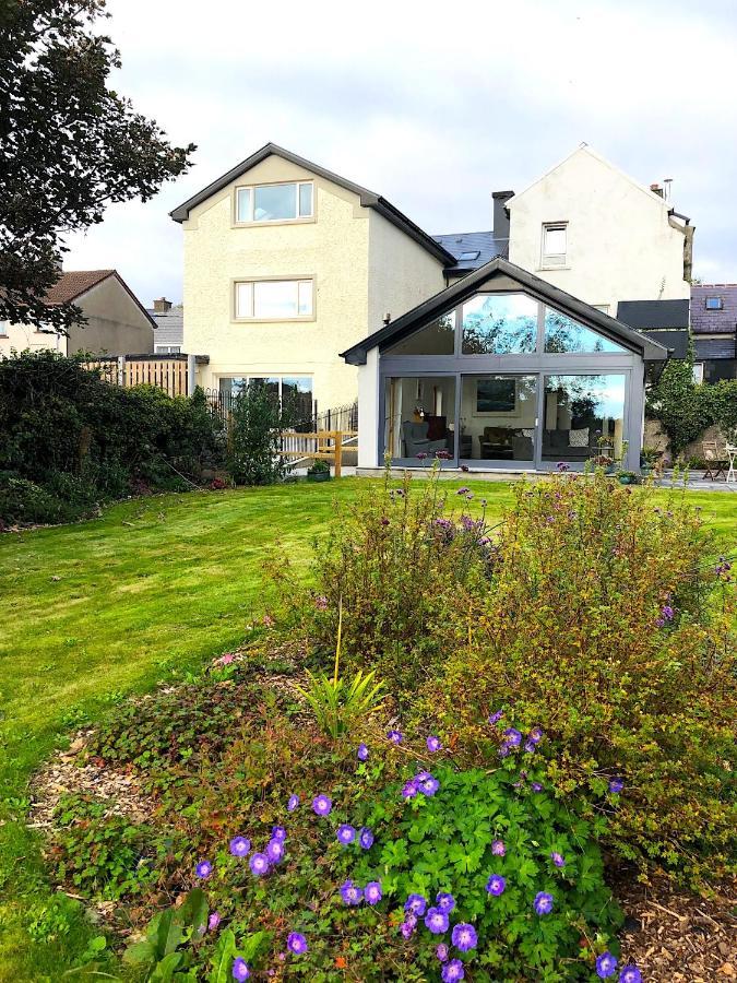 Dingle Garden Townhouse Exterior foto The garden of the house