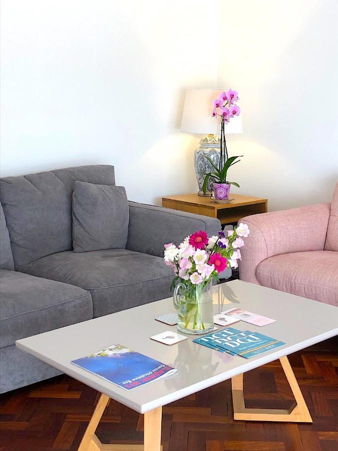 Dingle Garden Townhouse Exterior foto A living room with a coffee table