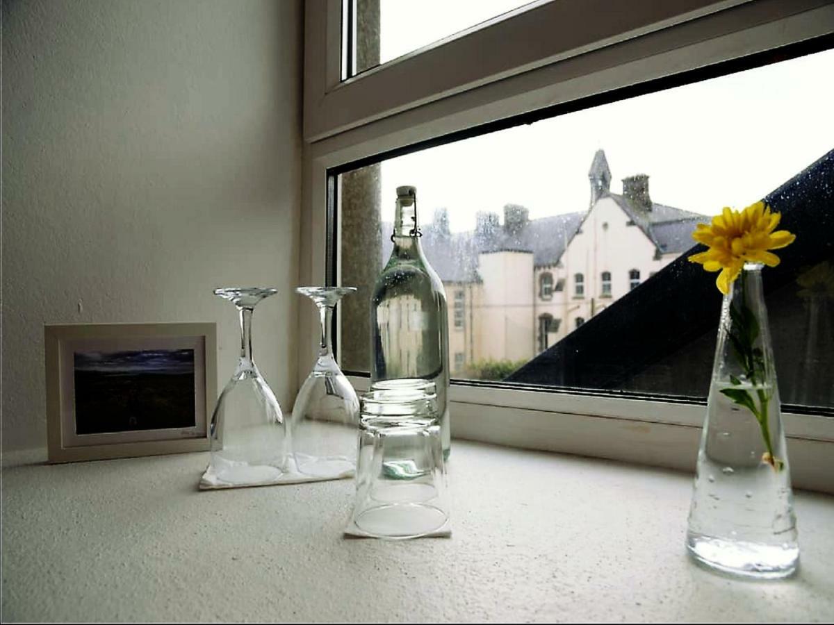 Dingle Garden Townhouse Exterior foto A windowsill