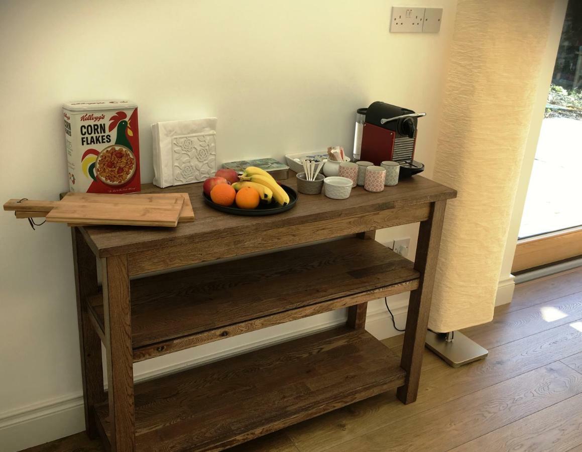 Dingle Garden Townhouse Exterior foto A coffee table with a coffee machine