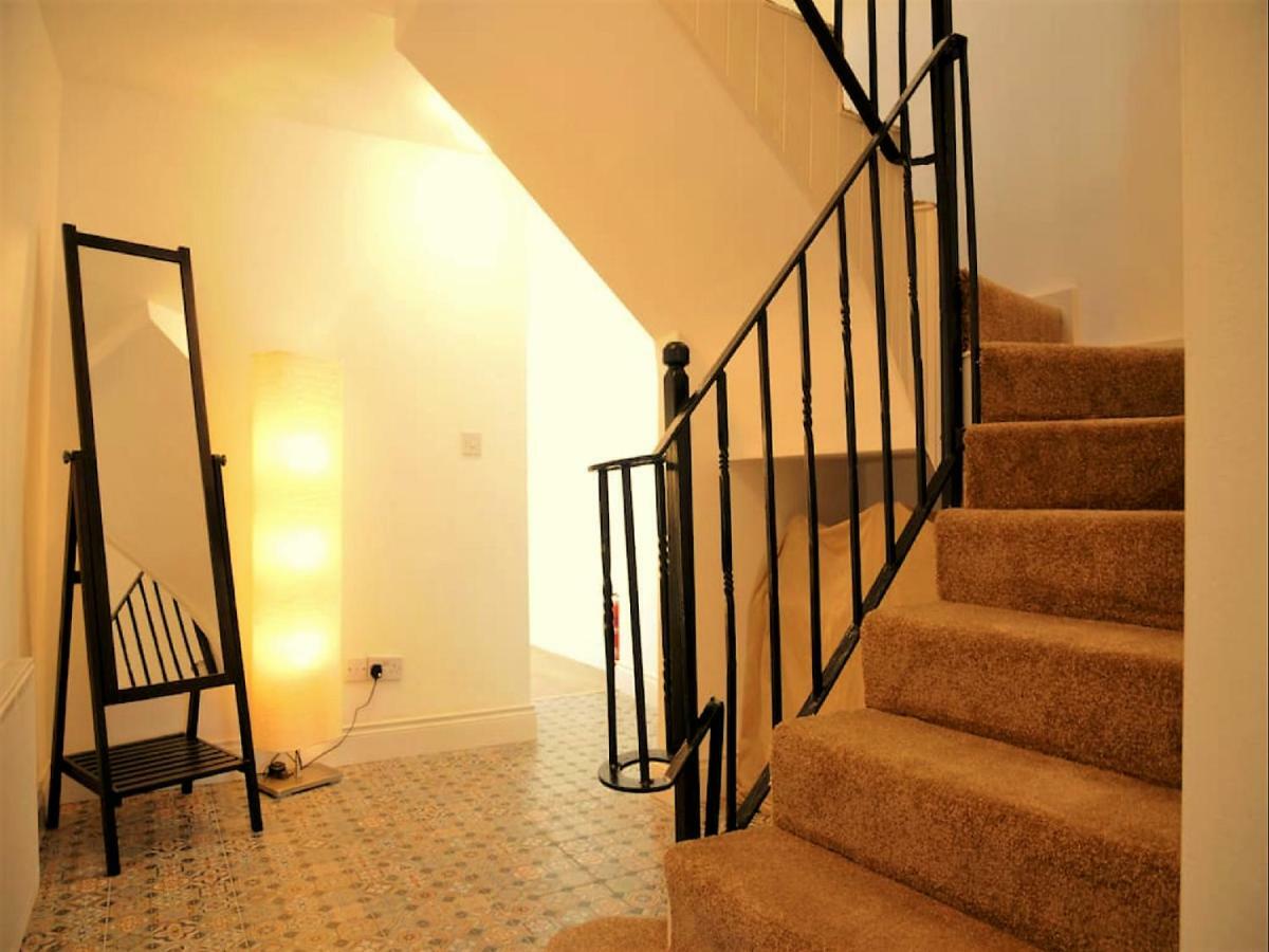 Dingle Garden Townhouse Exterior foto A staircase with a handrail