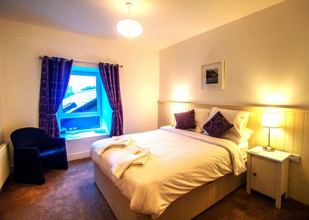 Dingle Garden Townhouse Exterior foto A bedroom at the Old Post Office