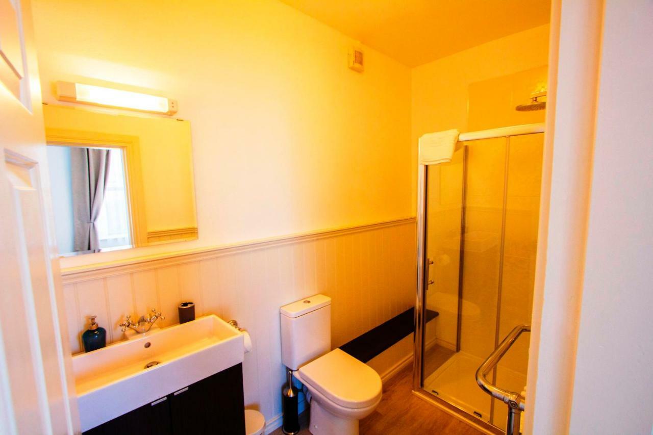 Dingle Garden Townhouse Exterior foto A typical bathroom in a student house