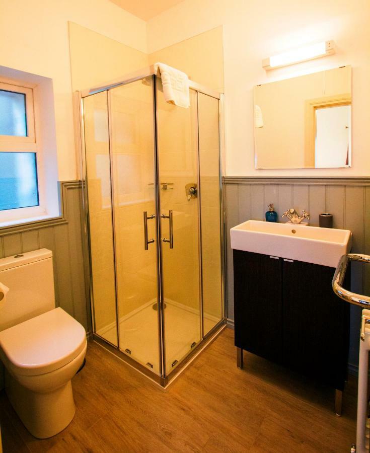 Dingle Garden Townhouse Exterior foto A shower enclosure